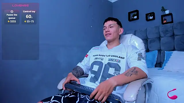 Snapshot of Thomas_moon chatting on 11/16/25, 10:20 Thomas moon online show from 11/16/25, 10:20