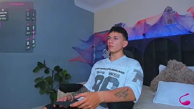 Snapshot of Thomas_moon chatting on 10/23/25, 12:48 Thomas moon online show from 10/23/25, 12:48