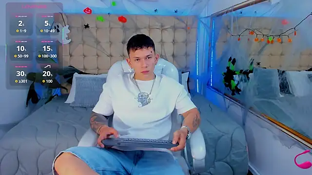 Snapshot of Thomas_moon chatting on 10/26/25, 01:44 Thomas moon online show from 10/26/25, 01:44