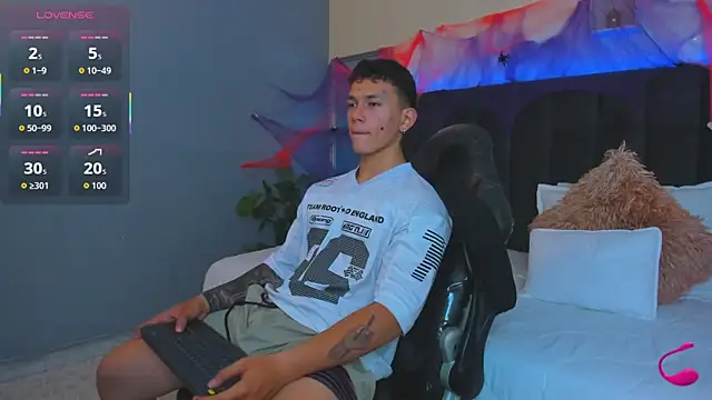 Snapshot of Thomas_moon chatting on 10/28/25, 01:10 Thomas moon online show from 10/28/25, 01:10