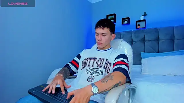 Snapshot of Thomas_moon chatting on 12/14/25, 12:55 Thomas moon online show from 12/14/25, 12:55