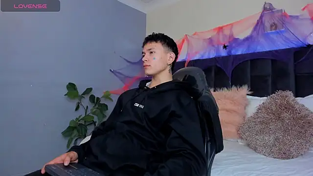 Snapshot of Thomas_moon chatting on 10/30/25, 01:20 Thomas moon online show from 10/30/25, 01:20