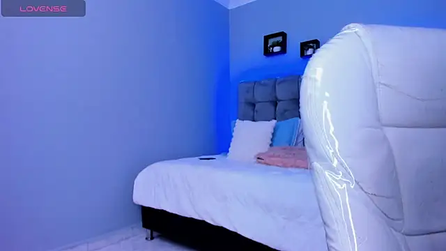 Snapshot of Thomas_moon chatting on 12/04/25, 01:32 Thomas moon online show from 12/04/25, 01:32