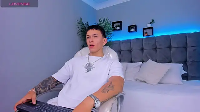 Thomas moon online show from 02/15/26, 01:32