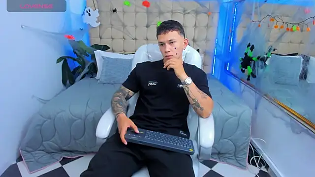 Snapshot of Thomas_moon chatting on 10/31/25, 12:13 Thomas moon online show from 10/31/25, 12:13