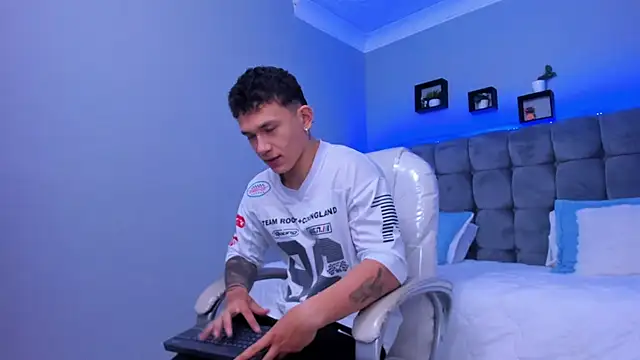 Snapshot of Thomas_moon chatting on 11/26/25, 12:38 Thomas moon online show from 11/26/25, 12:38