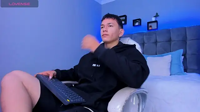 Snapshot of Thomas_moon chatting on 12/05/25, 12:59 Thomas moon online show from 12/05/25, 12:59