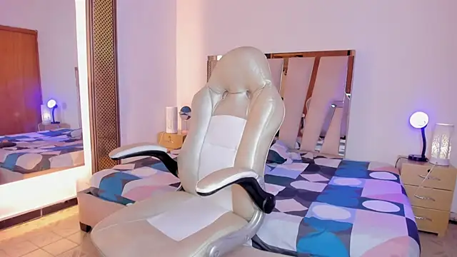 Elowen Clark online show from 12/21/25, 08:09