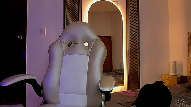 Elowen Clark online show from 11/29/25, 07:36