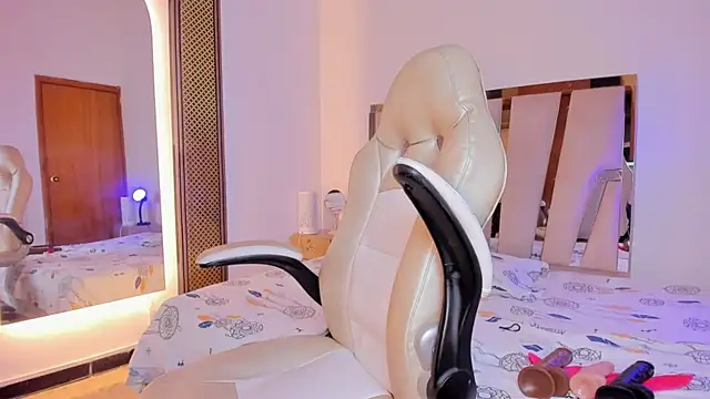 Elowen Clark online show from 12/22/25, 07:36