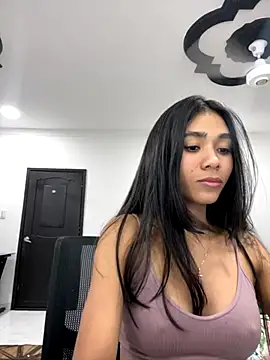 Snapshot of sahraparker chatting on 09/18/25, 04:04 sahraparker online show from 09/18/25, 04:04
