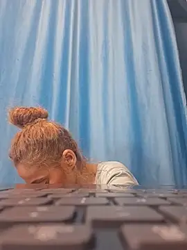 Snapshot of aellabeyonce chatting on 11/28/25, 10:26 aellabeyonce online show from 11/28/25, 10:26