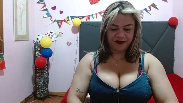 Snapshot of pamela_echeverria chatting on 06/17/26, 11:09 pamela echeverria online show from 06/17/26, 11:09