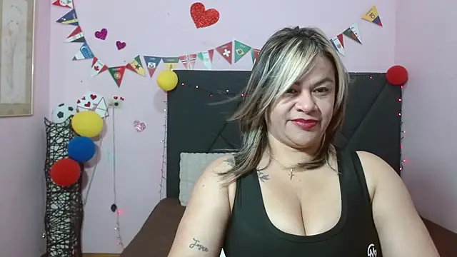 Snapshot of pamela_echeverria chatting on 06/26/26, 11:16 pamela echeverria online show from 06/26/26, 11:16