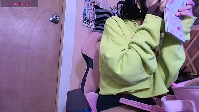 Terraelowen online show from 11/21/25, 11:42