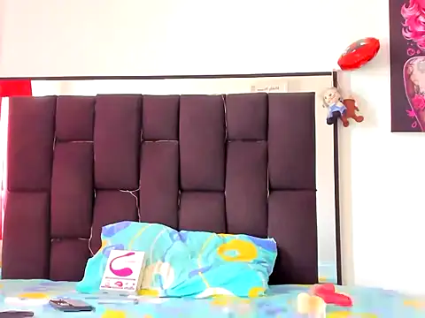 Snapshot of xamila_muaa chatting on 10/31/25, 02:02 xamila muaa online show from 10/31/25, 02:02