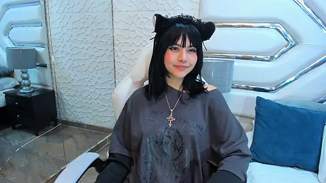 Snapshot of TatiLee chatting on 10/24/25, 09:52 TatiLee online show from 10/24/25, 09:52