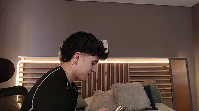 Snapshot of PaulEvens chatting on 02/08/26, 02:26 PaulEvens online show from 02/08/26, 02:26