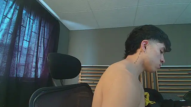 Snapshot of PaulEvens chatting on 05/25/26, 02:05 PaulEvens online show from 05/25/26, 02:05