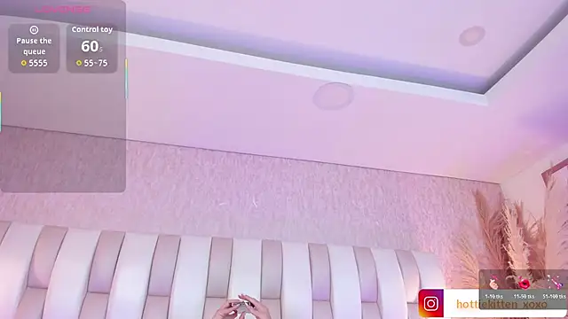 Viollet xoxo online show from 02/08/26, 12:03