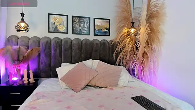 Viollet xoxo online show from 02/18/26, 12:45