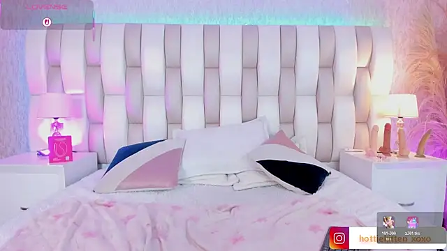 Viollet xoxo online show from 02/24/26, 08:10