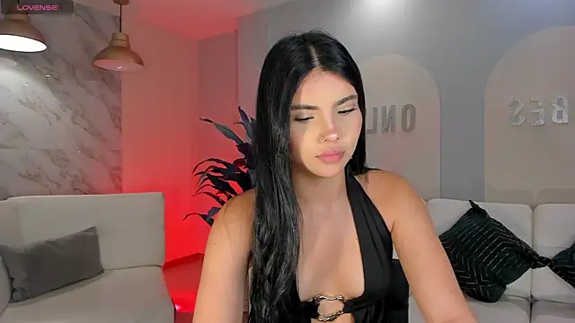 Snapshot of MiaLaurence chatting on 05/23/26, 11:42 MiaLaurence online show from 05/23/26, 11:42