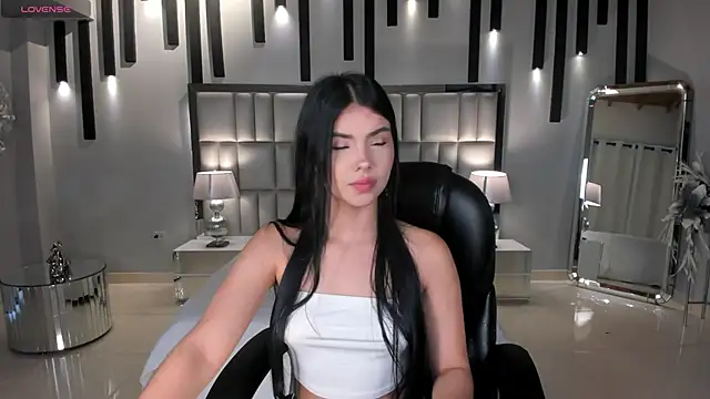 Snapshot of MiaLaurence chatting on 05/24/26, 11:43 MiaLaurence online show from 05/24/26, 11:43