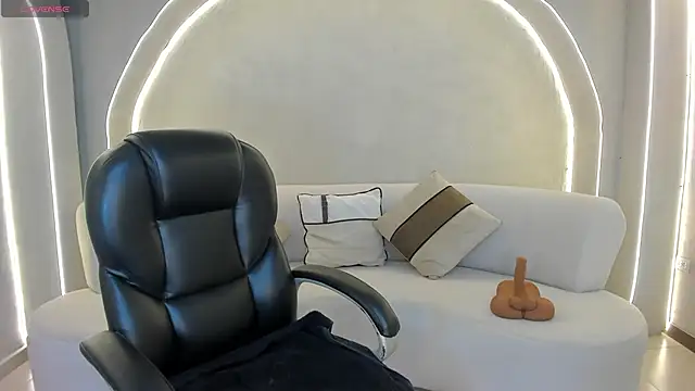 MiaLaurence online show from 02/26/26, 07:47