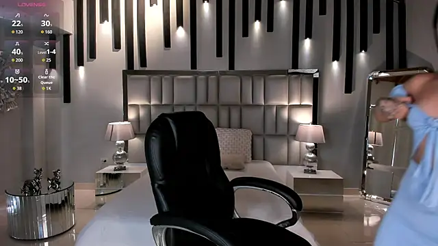 MiaLaurence online show from 06/22/26, 07:00
