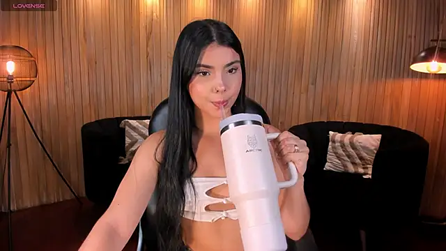 Snapshot of MiaLaurence chatting on 05/01/26, 06:46 MiaLaurence online show from 05/01/26, 06:46