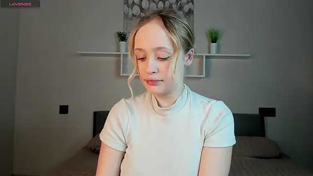 Snapshot of Julliakoill chatting on 11/04/25, 06:17 Julliakoill online show from 11/04/25, 06:17