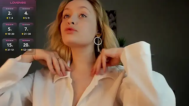 Snapshot of Julliakoill chatting on 11/23/25, 08:02 Julliakoill online show from 11/23/25, 08:02