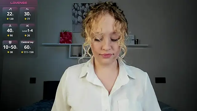 Snapshot of Julliakoill chatting on 12/14/25, 08:42 Julliakoill online show from 12/14/25, 08:42