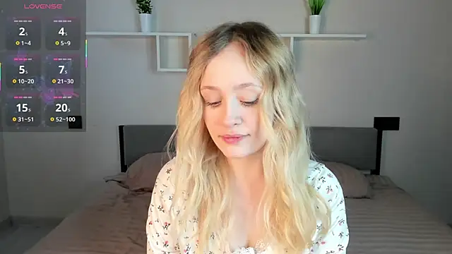 Snapshot of Julliakoill chatting on 10/27/25, 06:47 Julliakoill online show from 10/27/25, 06:47