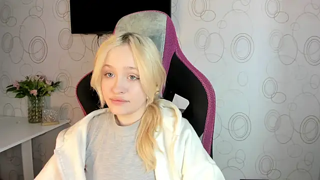 Snapshot of Julliakoill chatting on 02/15/26, 10:36 Julliakoill online show from 02/15/26, 10:36