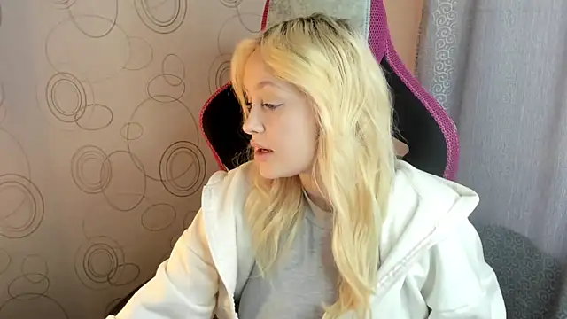 Snapshot of Julliakoill chatting on 02/07/26, 10:23 Julliakoill online show from 02/07/26, 10:23