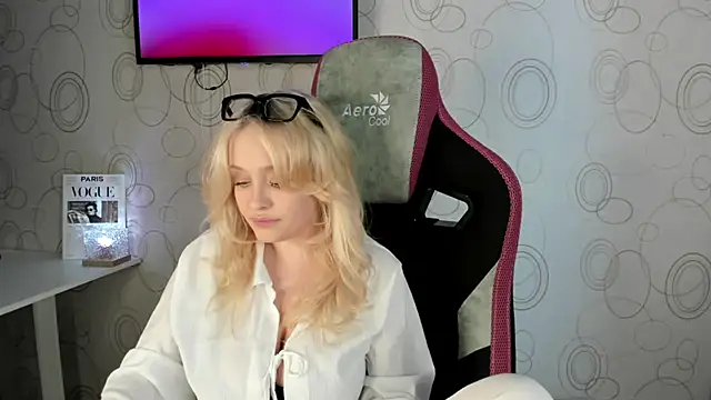 Snapshot of Julliakoill chatting on 03/03/26, 09:27 Julliakoill online show from 03/03/26, 09:27