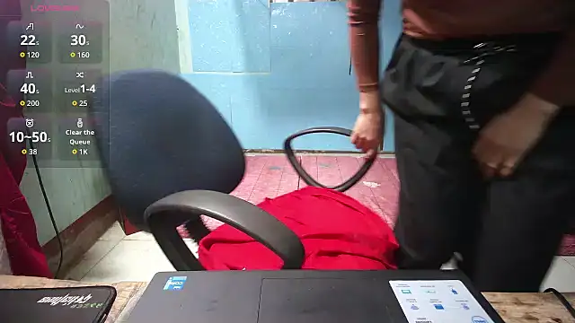 Snapshot of Xue_weng chatting on 11/13/25, 10:35 Xue weng online show from 11/13/25, 10:35