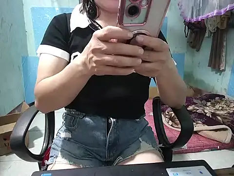 Snapshot of Xue_weng chatting on 10/21/25, 11:31 Xue weng online show from 10/21/25, 11:31