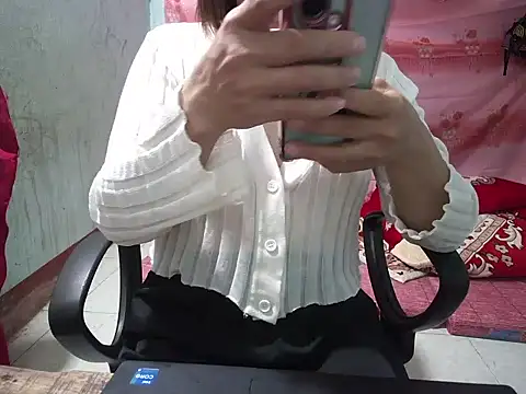 Snapshot of Xue_weng chatting on 11/16/25, 01:27 Xue weng online show from 11/16/25, 01:27