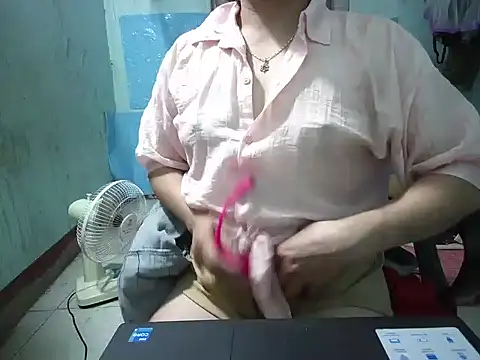 Snapshot of Xue_weng chatting on 10/27/25, 12:17 Xue weng online show from 10/27/25, 12:17