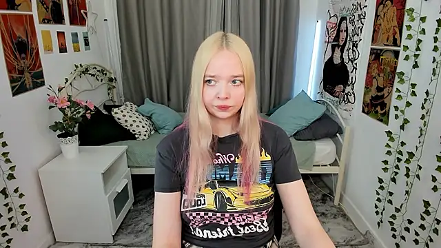 Snapshot of BellaMontgomery chatting on 01/14/26, 04:21 BellaMontgomery online show from 01/14/26, 04:21