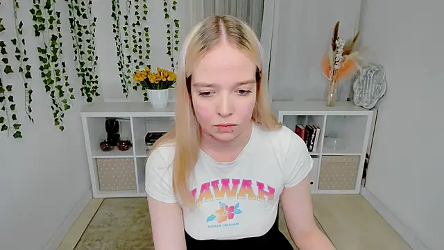 BellaMontgomery online show from 06/19/26, 10:36