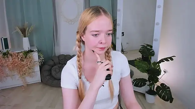 BellaMontgomery online show from 11/04/25, 10:35