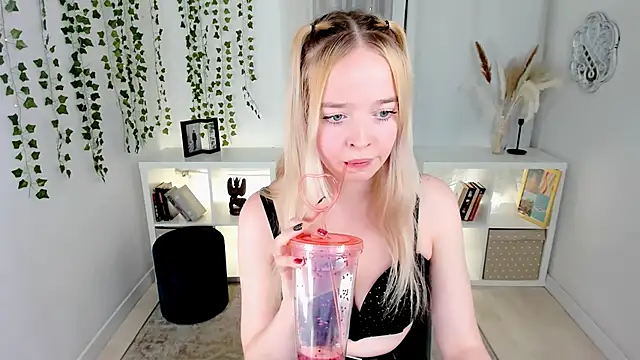 BellaMontgomery online show from 11/02/25, 09:42