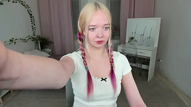 Snapshot of BellaMontgomery chatting on 01/15/26, 04:32 BellaMontgomery online show from 01/15/26, 04:32