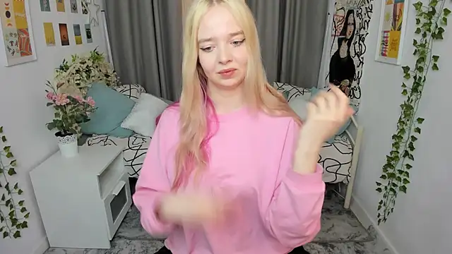 Snapshot of BellaMontgomery chatting on 01/18/26, 04:32 BellaMontgomery online show from 01/18/26, 04:32