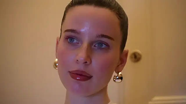 Snapshot of ellaa91 chatting on 03/24/26, 07:03 ellaa91 online show from 03/24/26, 07:03