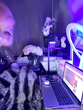 Snapshot of iamlalamilano chatting on 02/18/26, 01:18 iamlalamilano online show from 02/18/26, 01:18